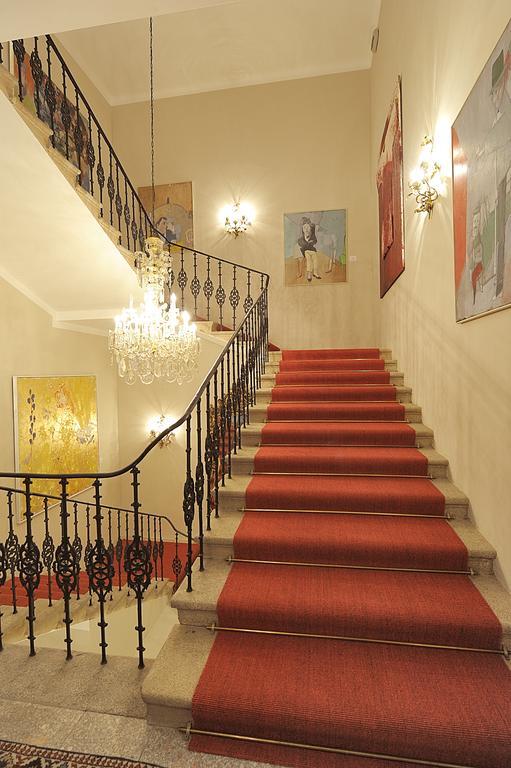 Hotel Eee 3*