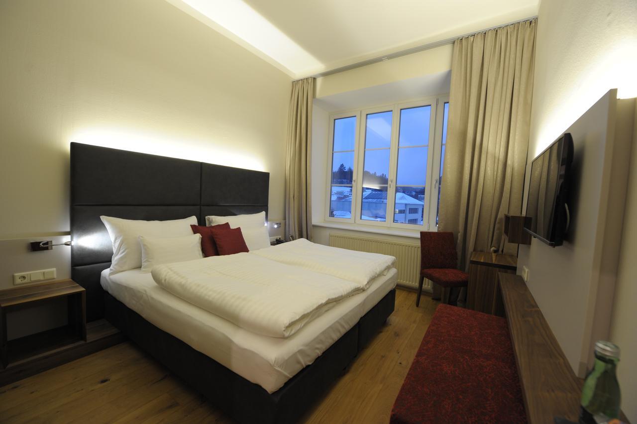 Hotel Eee 3*